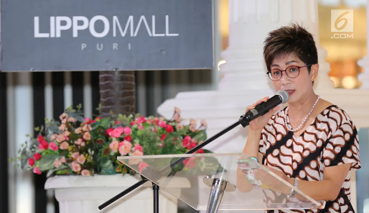 Direktur Lippo Mall Puri, Rita Yovita memberi sambutan pada pembukaan gerai layanan paspor pertama se-Indonesia di Lippo Mall Puri, Jakarta, Selasa (16/10). Pembukaan Gerai sebagai bentuk komitmen dalam mendukung pemerintah. (Merdeka.com/Arie Basuki)