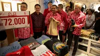 Mendag Enggartiasto Lukito dan Menpar Arief Yahya mengunjungi salah satu booth usai resmi membuka Hari Belanja Diskon Indonesia (HBDI) dan Happy Birthday Indonesia Festival (HBDIF) di JIExpo Kemayoran, Jakarta, Selasa (15/8). (Liputan6.com/Faizal Fanani)