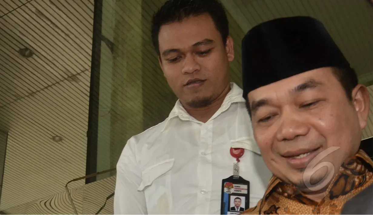 Mantan Ketua Komisi VIII, Jazuli Juwaini usai memenuhi panggilan KPK, Jakarta,Senin (4/5/2015). Jazuli diperiksa terkait dugaan korupsi penyelenggaraan ibadah haji. (Liputan6.com/Helmi Afandi)