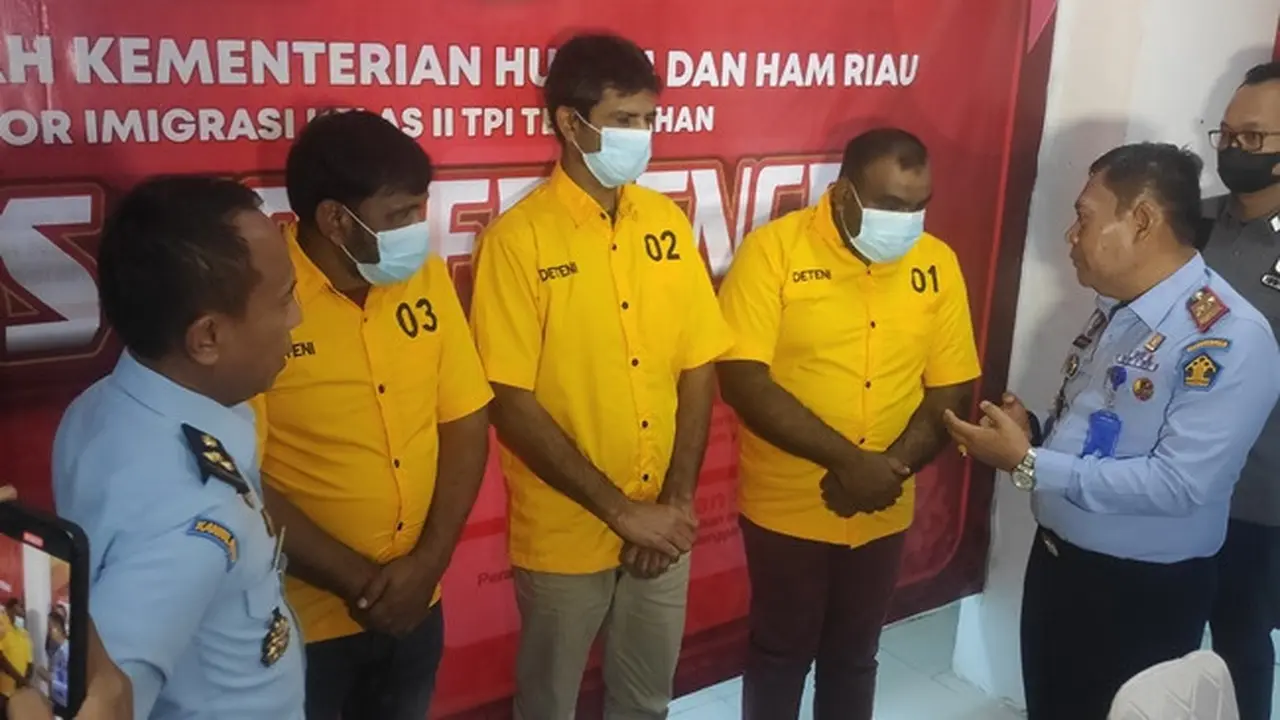 Tiga warga negara asing yang ditangkap petugas Kantor Imigrasi Tembilahan karena menyalahi izin tinggal.