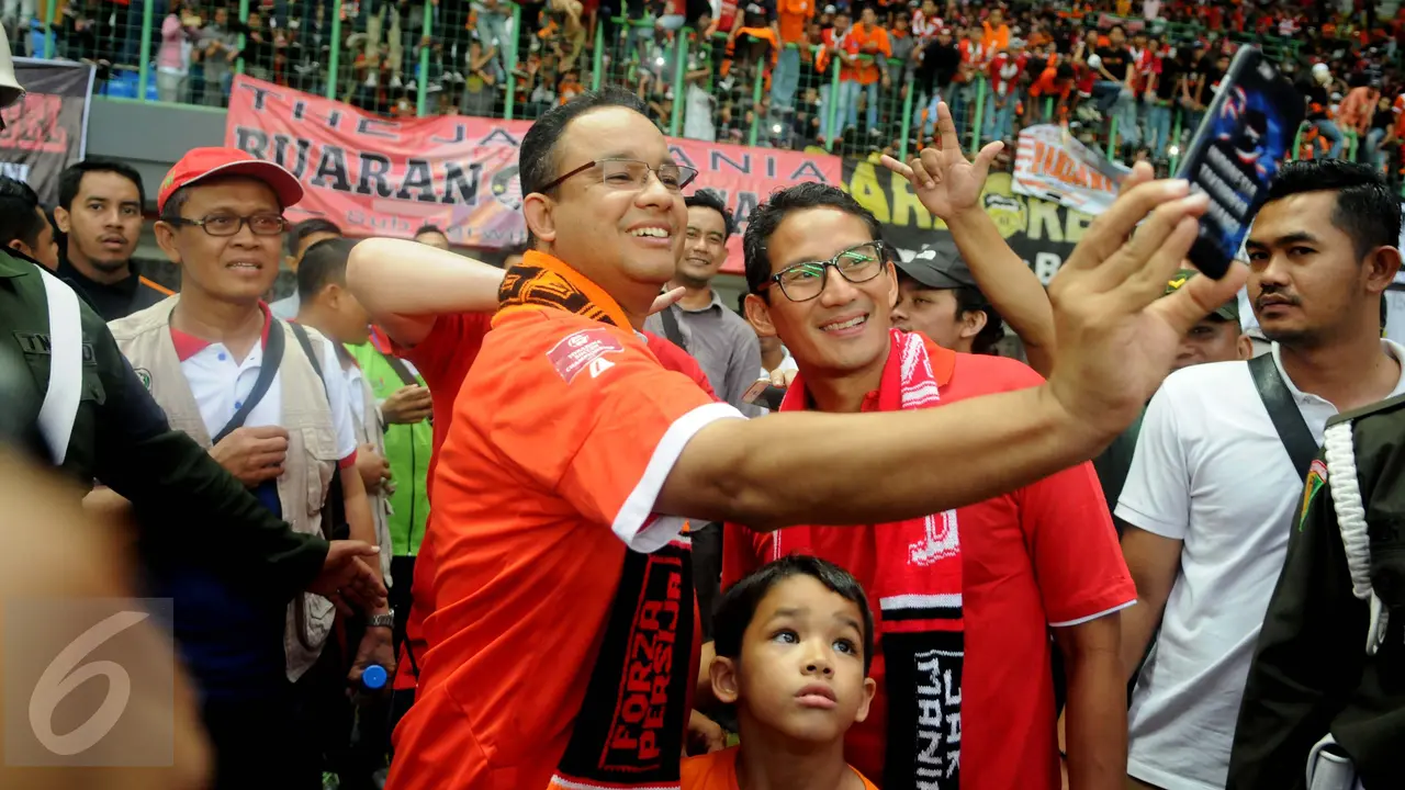 Saat Anies-Sandi Nonton Pertandingan Persija