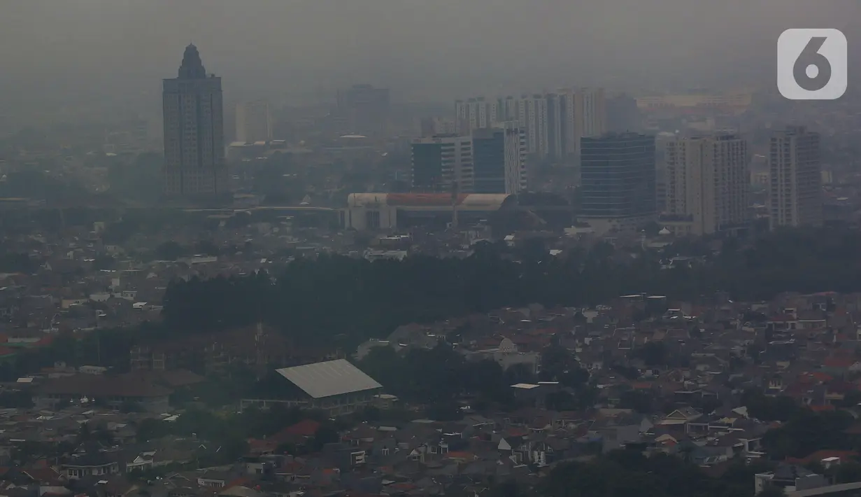 Kualitas udara Jakarta berada di angka 168 yang menunjukkan kategori tidak sehat, lalu disusul Kota Lahore, Pakistan dengan angka 154.  (merdeka.com/Arie Basuki)