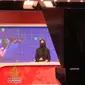 Presenter televisi di Afghanistan diwajibkan menutup wajahnya saat membawakan berita. (dok. Screenshoot Youtube Al Jazeera)