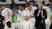 Pelatih Real Madrid, Zinedine Zidane, memberikan arahan kepada Gareth Bale, saat melawan Real Mallorca pada laga La Liga di Stadion Alfredo Di Stefano, Kamis (25/6/2020). Real Madrid menang 2-0 atas Real Mallorca. (AP/Bernat Armangue)