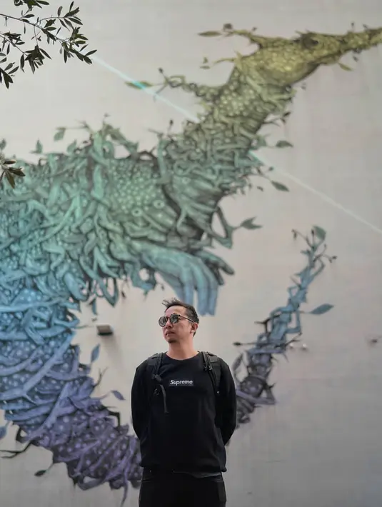 "Nah dulu tuh kalau lagi syuting suka gerah, panas gitu kan. Terus yaudah lah pilih nggak puasa saja, lihat yang lain juga banyak yang nggak puasa ini," ungkap Ringgo Agus Rahman. (Instagram/ringgoagus)