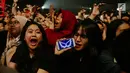 Antusiasme fans The Script dalam dalam konser bertajuk 'Freedom Child Tour' di Jakarta, Selasa (10/4). (Liputan6.com/Faizal Fanani)