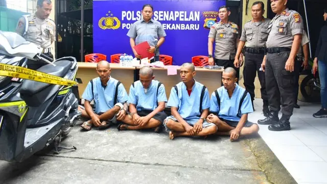 Komplotan pencurian spesialis rumah kosong dan penadah barang curian yang ditangkap Polsek Senapelan.