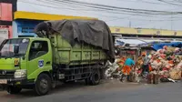 Dinas Lingkungan Hidup (DLH) Tangerang Selatan mencatat terjadinya kenaikan sebesar 10 persen sampah yang dihasilkan oleh masyarakat selama libur lebaran 2024. (Liputan6.com/Pramita Tristiawati)