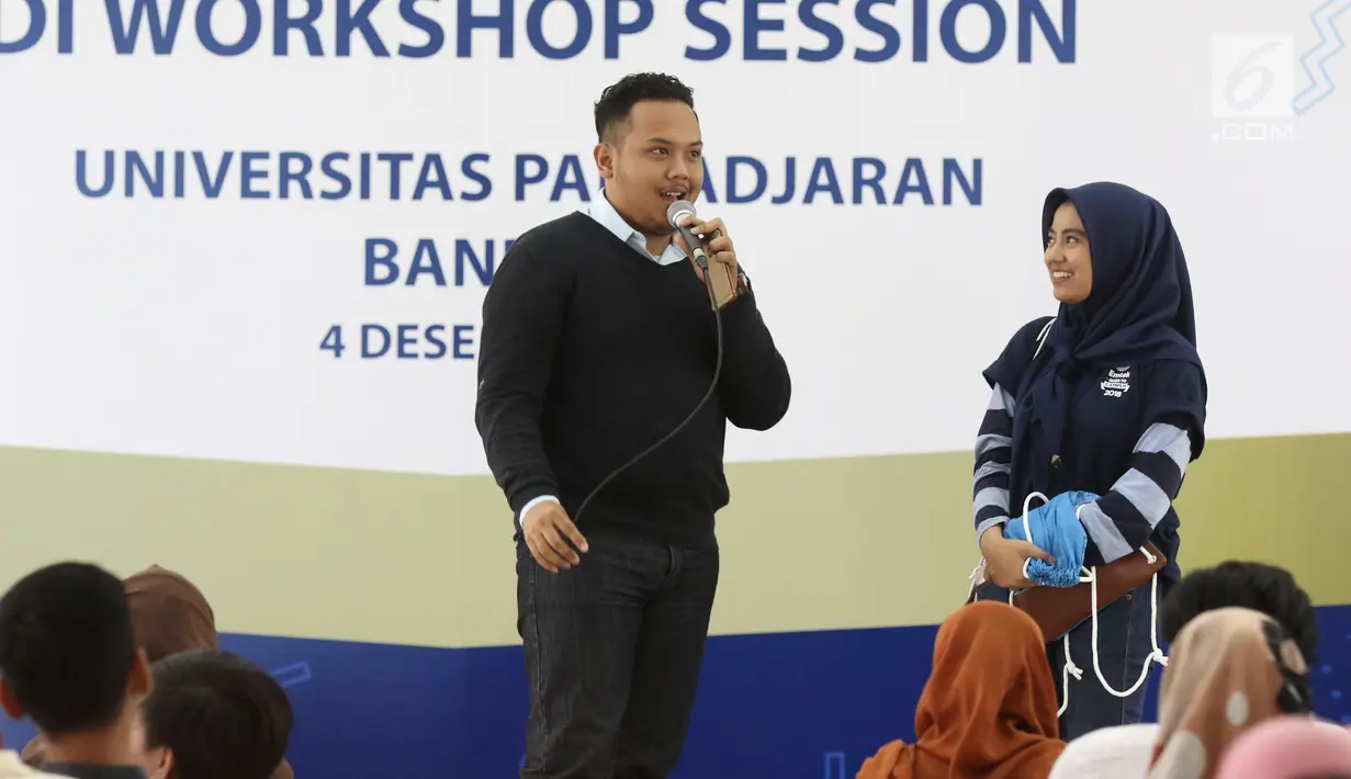 Salah satu peserta melakukan tanya jawab saatWorkshop Session Emtek Goes to Campus 2018 di Gedung 2 Universitas Padjajdaran, Bandung, Selasa (4/12). Sesi workshop dikuti ratusan peserta dan diisi sejumlah materi. (Liputan6.com/Helmi Fithriansyah)