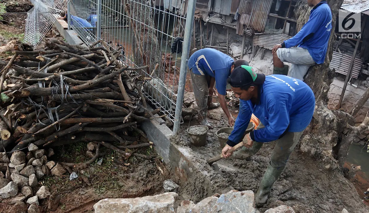 Suasana saat Pasukan Biru  Dinas Sumber Daya Air Jaksel memperbaiki turap di tepi Ruang Publik Terpadu Ramah Anak (RPTRA) Tiga Durian, Jakarta, Kamis, (22/2). Perbaikan dilakukan usai longsor pekan lalu, Kamis (15/2). (Liputan6.com/Immanuel Antonius)