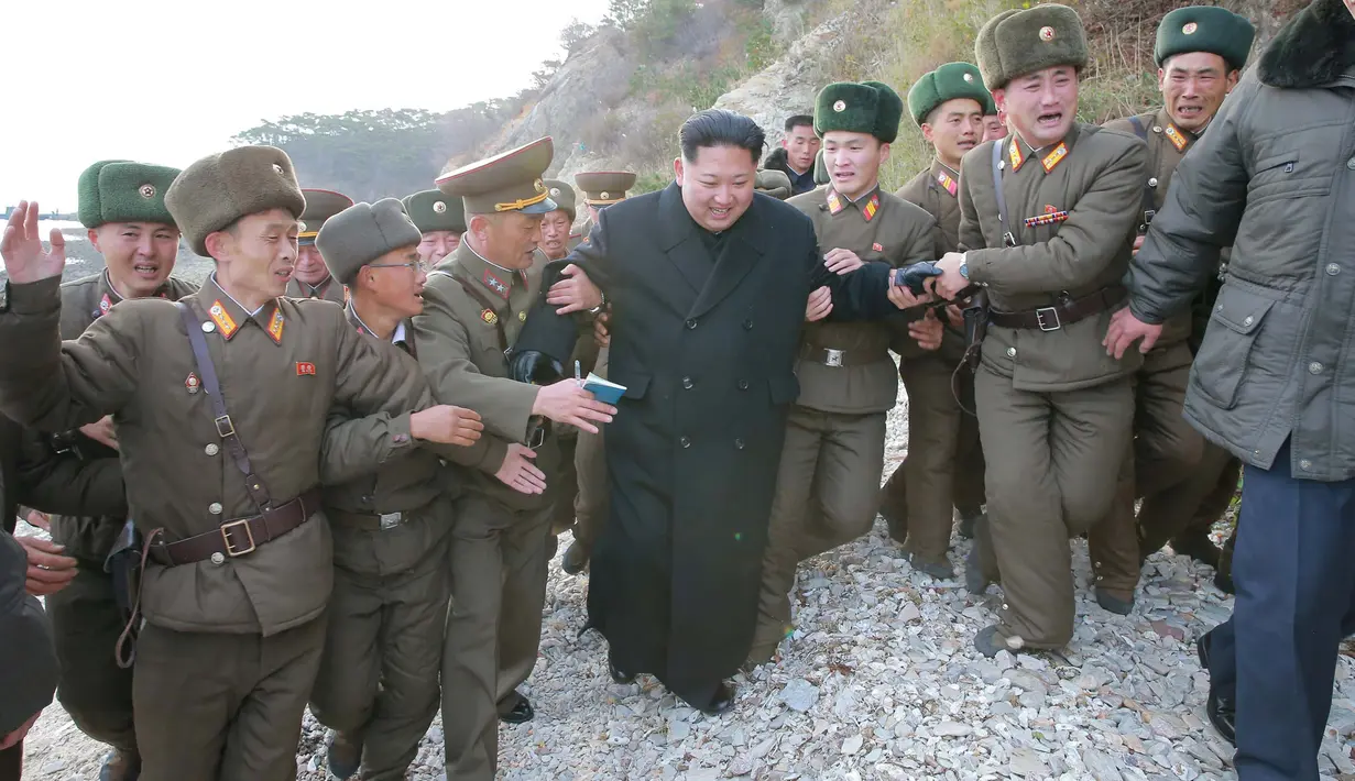 Foto yang dirilis kantor berita KCNA di Pyongyang pada Jumat (11/11), Pemimpin Korea Utara Kim Jong Un saat melakukan inspeksi di sebuah detasemen pertahanan di Pulau Mahap, sektor depan Korea Utara. (REUTERS/KCNA)