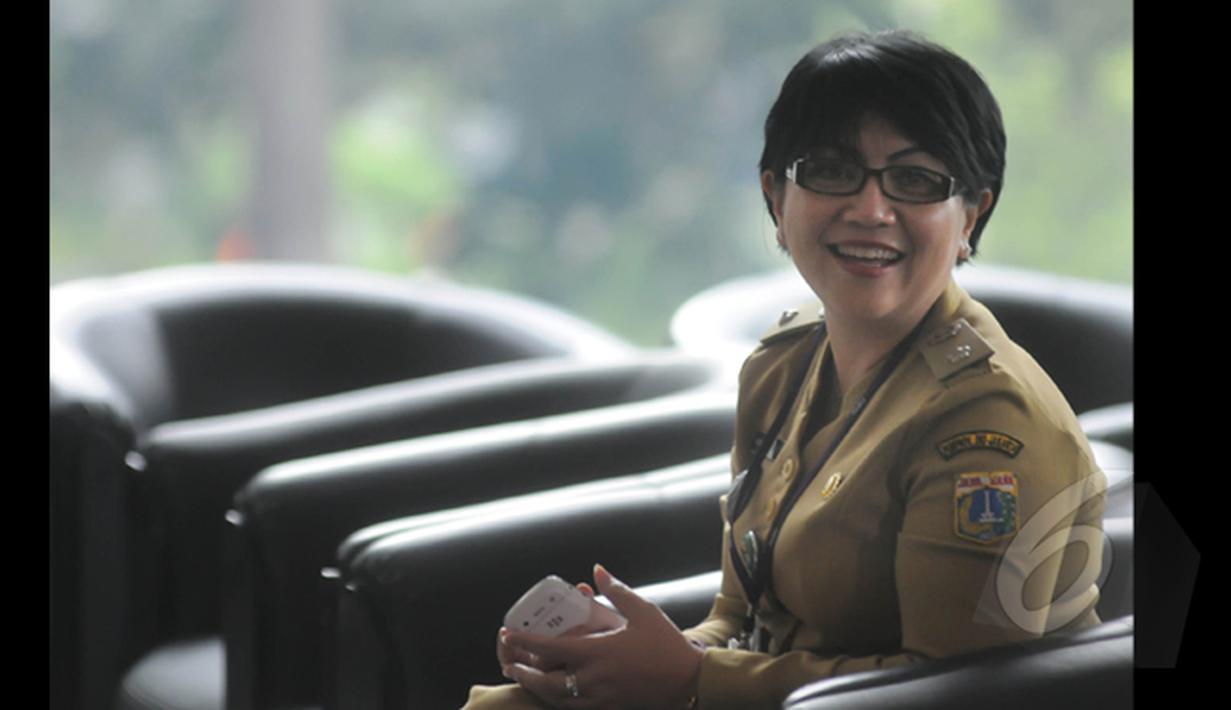 Lurah Gondangdia, Kecamatan Menteng, Jakarta Pusat, Susan Jasmine Zulkilfi  menyambangi Gedung Komisi Pemberantasan Korupsi (KPK), Jakarta, Selasa (27/1/2015). (Liputan6.com/Herman Zakharia)