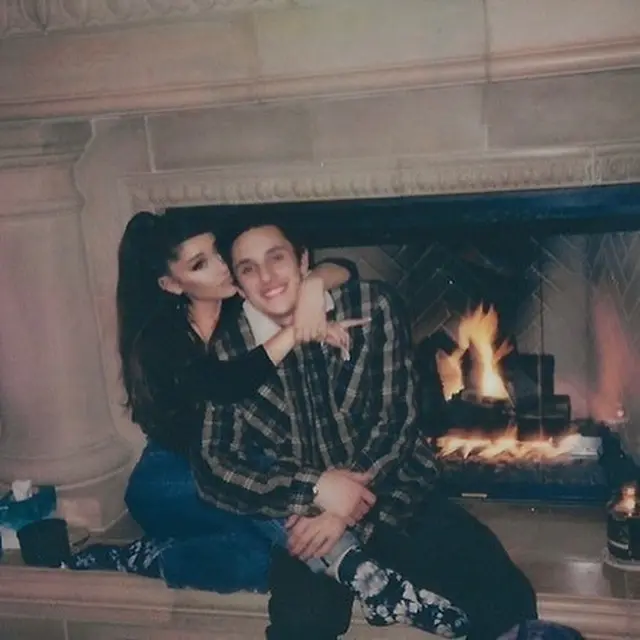 Resmi Menikah, Ini 6 Potret Mesra Ariana Grande dan Dalton Gomez
