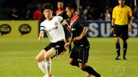 Mantan pemain Manchester United, Park Ji Sung (kiri) mencoba melewati hadangan Ponaryo Astaman (Indonesia All Star) dalam laga persahabatan di Stadion GBK Jakarta, (2/6/2014). (Liputan6.com/Helmi Fithriansyah)