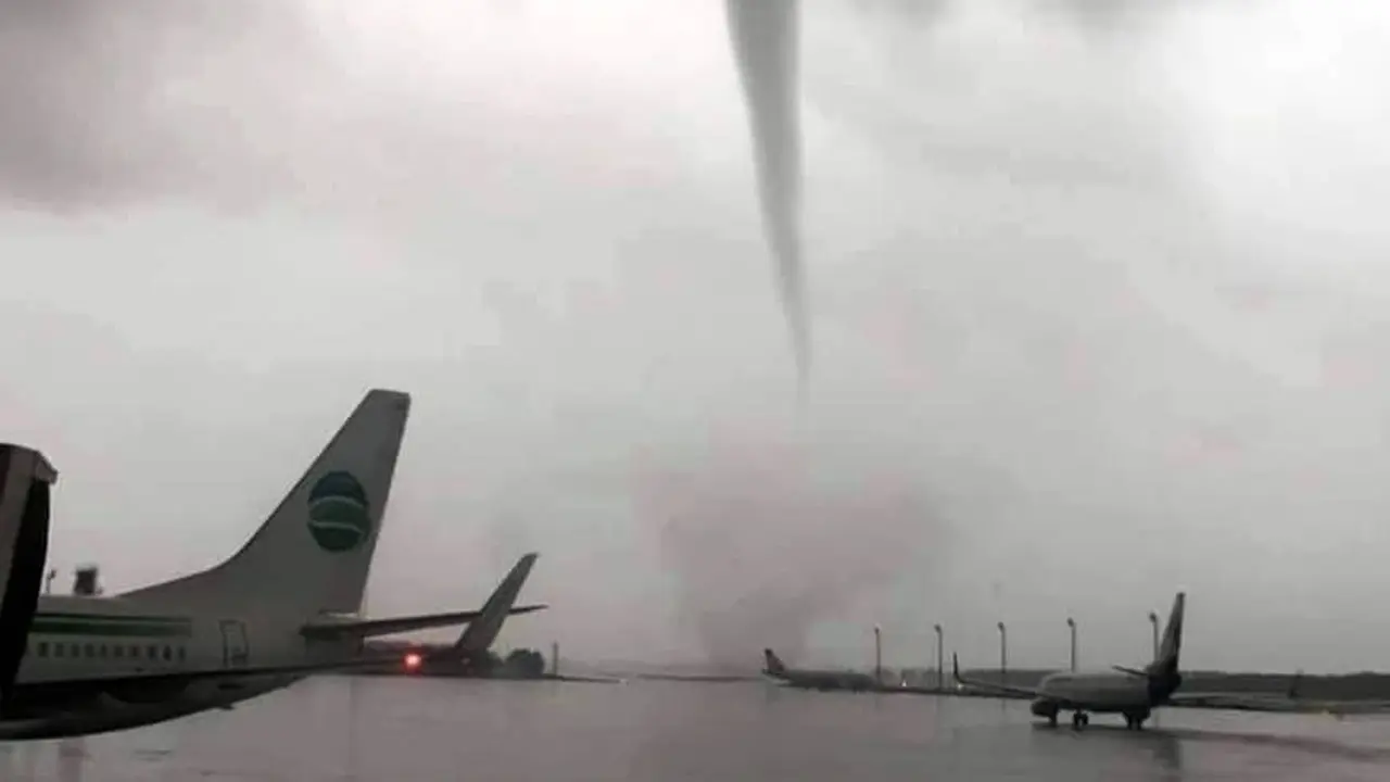 Kondisi bandara Turki saat terjadi Tornado (Demiroren News Agency / AFP Photo)
