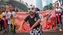 Penari saat mengarak ogoh-ogoh saat hari bebas berkendara di kawasan Bundaran HI, Jakarta, Minggu (12/3/2023). Ogoh-ogoh sendiri dalam kebudayaan Bali biasa menggambarkan kepribadian Bhuta Kala yang dalam ajaran Hindu Dharma merupakan kekuatan (Bhu) alam semesta dan waktu (Kala) yang tak terukur dan tak terbantahkan. (Liputan6.com/Angga Yuniar)