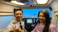 Pilot Vincent Raditya bersama Aurel Hermansya di dalam pesawat Cessna (Dok.Instagram/@vincentraditya/@https://www.instagram.com/p/Bx7BcG_FlvB/Komarudin)