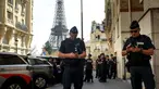 Petugas polisi berkumpul di sebuah jalan dekat Menara Eiffel jelang malam upacara pembukaan Paralimpiade Paris 2024, Selasa, 27 Agustus 2024 di Paris. (AP Photo/Thomas Padilla)