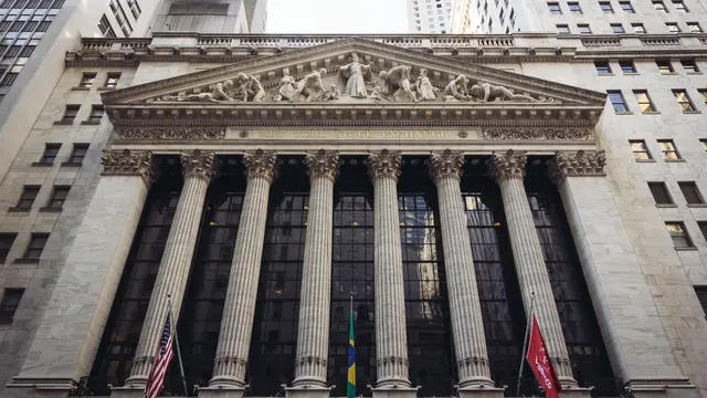 Ilustrasi Bursa Efek New York atau New York Stock Exchange (Foto: Tomas Eidsvold/Unsplash)