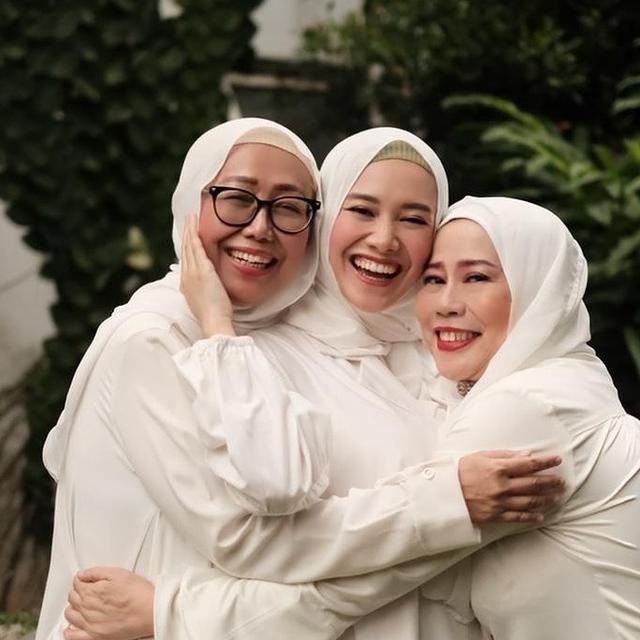 6 Potret Kebersamaan Dewi Yull dan Merdianti Sang Menantu, Penuh Kehangatan