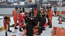Tim SAR memasukan potongan tubuh korban jatuhnya pesawat Lion Air JT 610 saat tiba di posko evakuasi JICT 2, Tanjung Priok, Jakarta, Kamis (1/11). (Merdeka.com/Iqbal S. Nugroho)