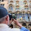 Seorang turis mengambil gambar dengan ponselnya di Casa Batllo karya arsitek Catalan Antoni Gaudi di Barcelona, ​​pada 11 Mei 2022. Pengunjung sekali lagi memadati jalan-jalan sempit di kawasan Gothic Barcelona yang sempit saat perjalanan global bangkit kembali dari pandemi COVID-19, menghidupkan kembali kekhawatiran atas pariwisata massal di kota pelabuhan Spanyol. (LLUIS GEN / AFP)