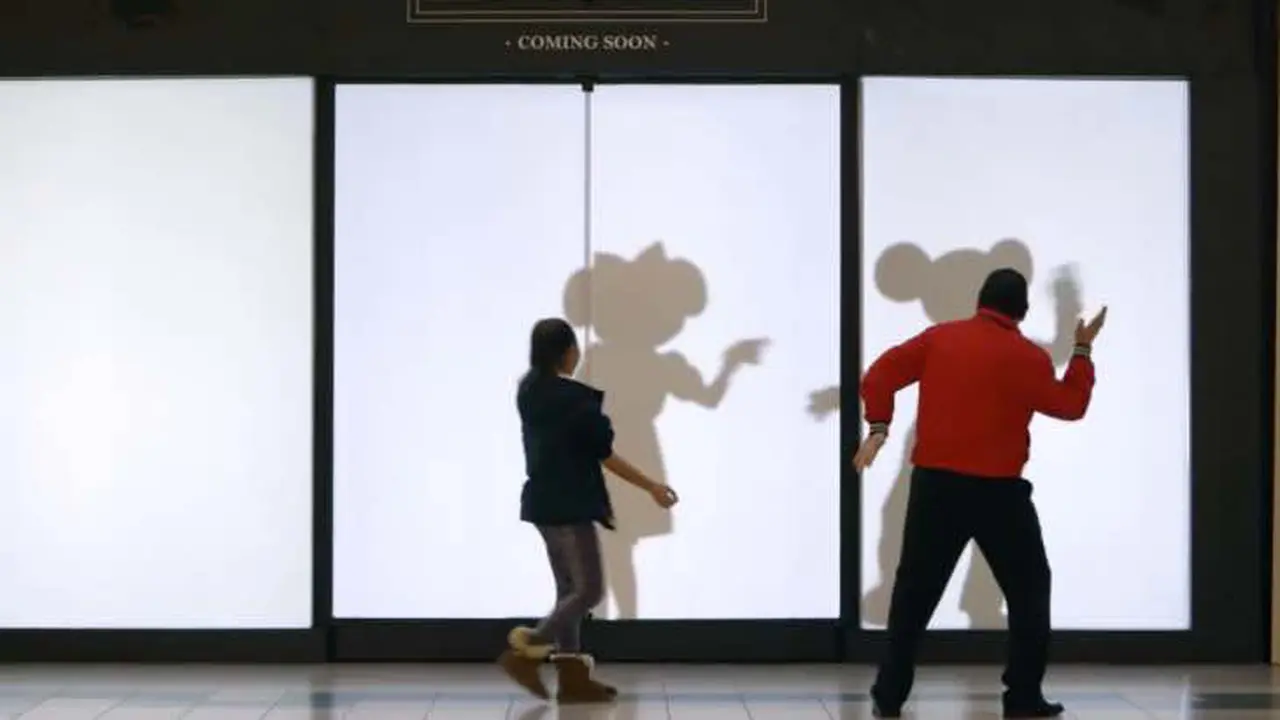 Bayangan Karakter Disney Menggemparkan Pengunjung Mall
