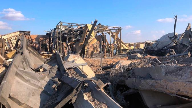 Tentara dan jurnalis AS memeriksa puing-puing di pangkalan udara Ain al-Asad, Anbar, Irak, Senin (13/1/2020). Iran menghujani pangkalan militer AS tersebut dengan rudal sebagai balasan atas kematian Jenderal Qasem Soleimani. (AP Photo/Qassim Abdul-Zahra)