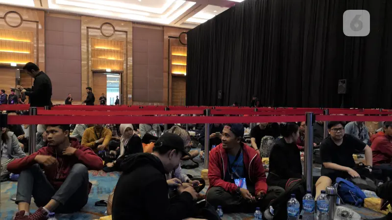 Suasana antrean pembeli perdana Asus ROG Phone II