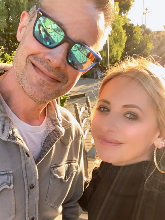 Potret Mesra Pemeran Daphne dan Fred Scooby-Doo yang Terlibat Cinlok. (Sumber: Instagram/sarahmgellar)