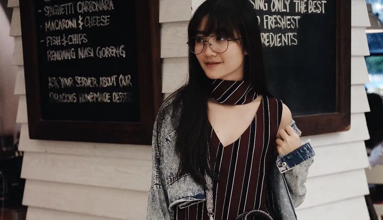 Ia tetap cantik meski dengan makeup tipis dengan berbagai gaya rambut. (Liputan6.com/IG/@febbyrastanty)