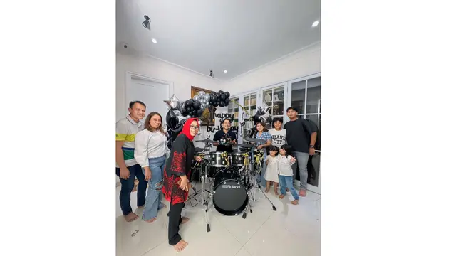 Momen Perayaan Ulang Tahun Suami Kiki Saputri, Beri Kado Istimewa