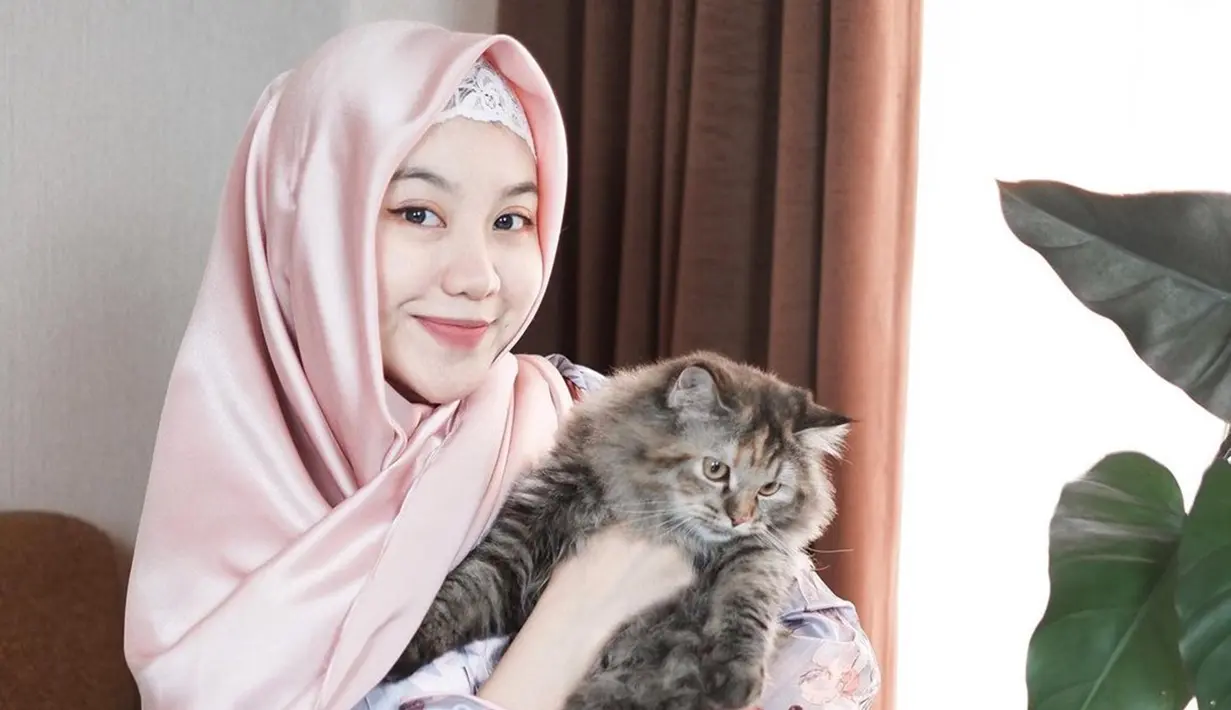 Ghea Indrawari termasuk penyanyi yang menyukai kucing. Ia memiliki kucing peliharaan yang kerap ia pamerkan di Instagram. Saat memakai hijab dan menggendong kucing peliharaannya, membuat penampilan Ghea Indrawari mencuri perhatian publik. (Liputan6.com/IG/@gheaindrawari)
