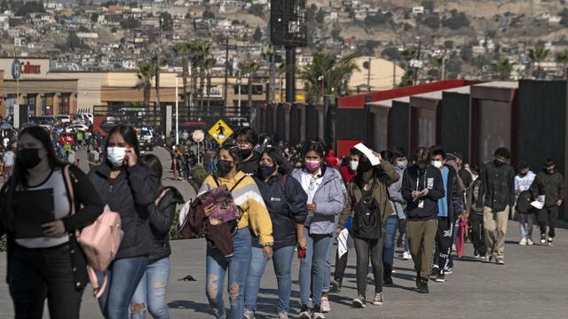 FOTO: Anak-Anak Meksiko Antre Divaksin COVID-19