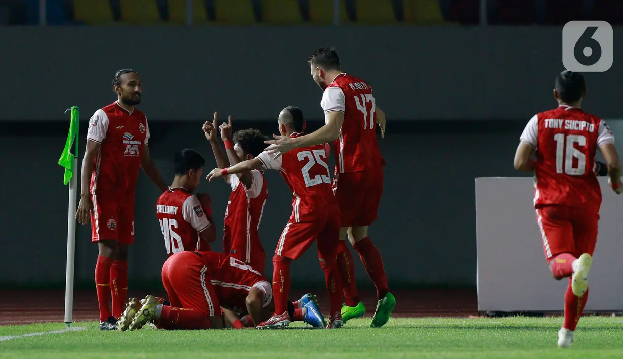 Pemain Persija Jakarta merayakan gol yang dicetak oleh Osvaldo Haay ke gawang Persib Bandung pada laga final Piala Menpora 2021 di Stadion Maguwoharjo, Sleman, Minggu (25/4/2021). (Bola.com/M Iqbal Ichsan)