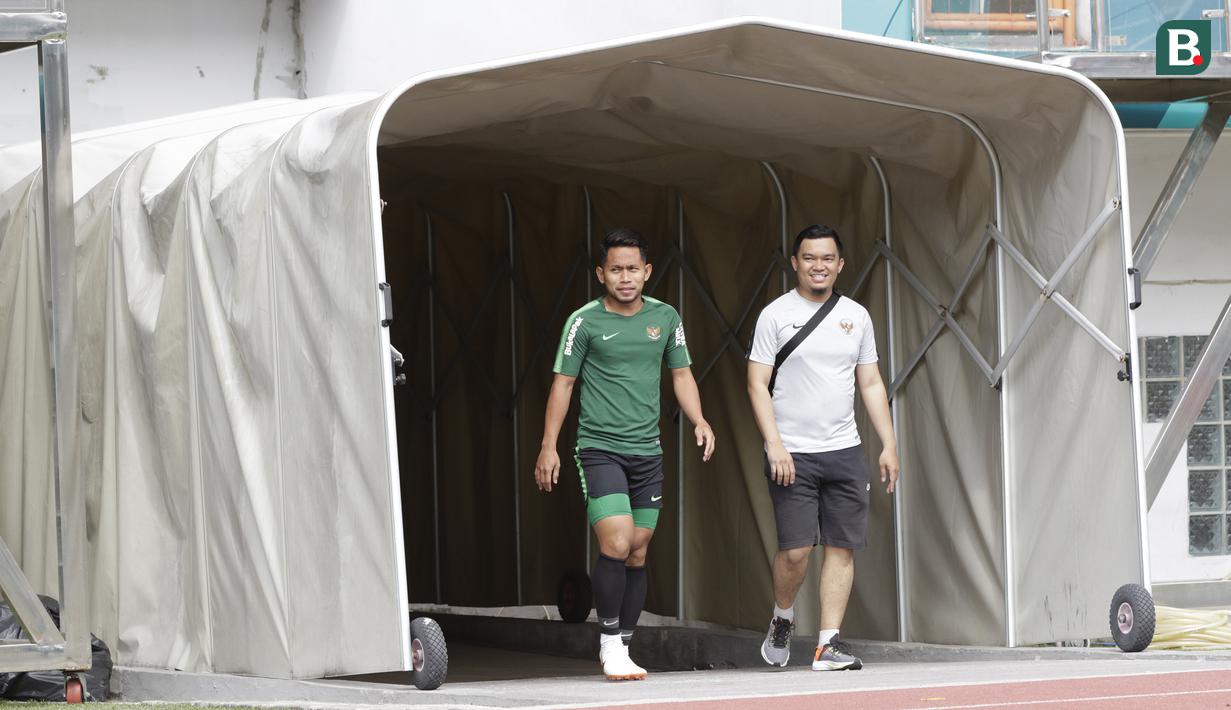 Pemain Timnas Indonesia, Andik Vermansah, bersiap mengikuti latihan di Stadion Wibawa Mukti, Jawa Barat, Sabtu (3/11). Latihan ini persiapan jelang Piala AFF 2018. (Bola.com/M Iqbal Ichsan)