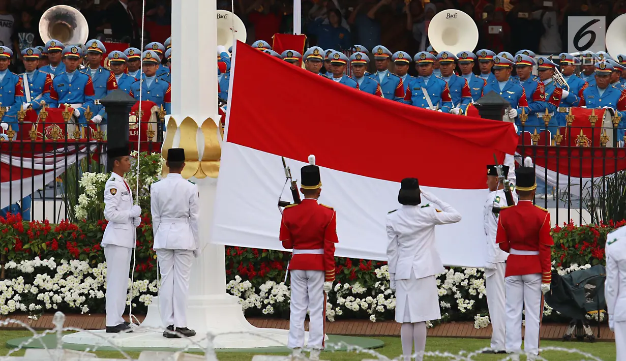 Pasukan Pengibar Bendera Pusaka (Paskibraka) bersama Pasukan Pengamanan Presiden (Paspampres) menurunkan Bendera Merah Putih pada Upacara Penurunan Bendera HUT ke-72 Kemerdekaan RI di Istana Merdeka, Jakarta, Kamis (17/8). (Liputan6.com/Pool)