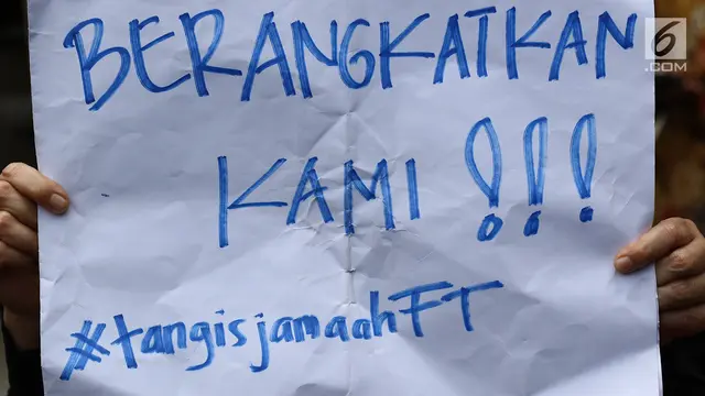 Bawa Spanduk Tuntutan, Korban First Travel Hadiri Sidang Perdana