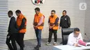 Tiga tersangka baru terkait kasus dugaan tindak pidana korupsi pembangunan Rumah Sakit Umum Daerah (RSUD) Kolaka Timur (Koltim) di antaranya Hendrik Permana, ketua Tim Kerja Sarana Prasarana Alat Labkesmas Kemenkes; Aswin Griksa Fitranto, Direktur Utama PT Griksa Cipta; dan Yasin, pegawai Bappenda Provinsi Sulawesi Tenggara yang dikenal sebagai orang kepercayaan Bupati Koltim Abdul Azis (berompi dari kiri ke kanan) dihadirkan dalam rilis penahanan di gedung Merah Putih Komisi Pemberantasan Korupsi (KPK), Jakarta, Senin (24/11/2025). (Liputan6.com/Helmi Fithriansyah)