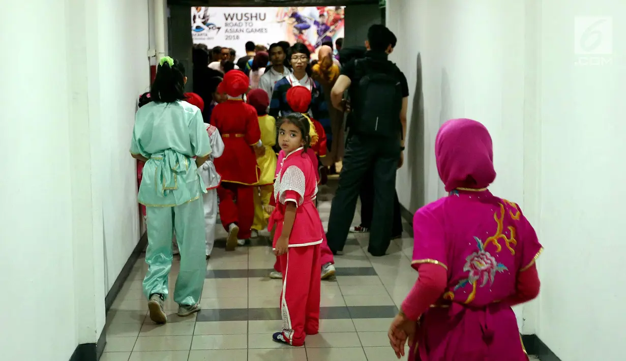Sejumlah anak bersiap mengikuti perlombaan saat tes event menuju pesta olahraga musim panas Asia ke-18 bertemakan "1st Indonesia Traditional Wushu Championship 2017", Road to Asian Games 2018, Jakarta, Jumat (27/10). (Liputan6.com/Johan Tallo)