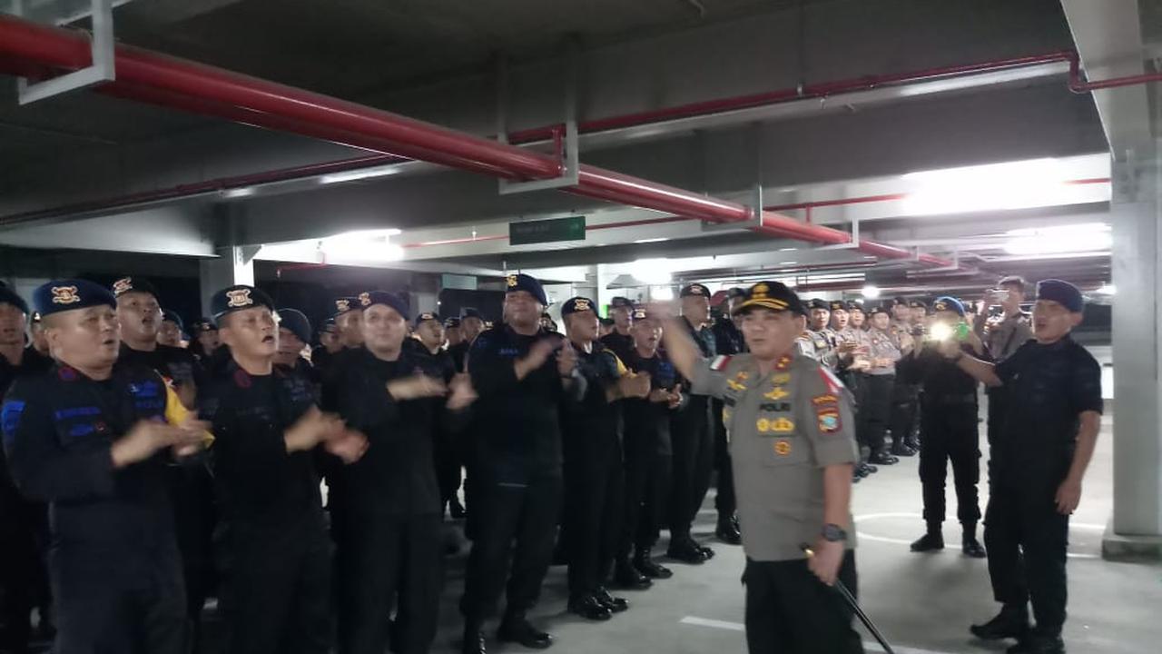 Kapolda Kepri Irjen Andhap Budi Revianto saat mengunjungi 300 anak buahnya itu di Parkir Timur Gelora Bung Karno Senayan, Jakarta, Selasa 11 Juni 2019 malam.