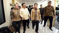 Ketua Dewan Pakar PartaiGolkar, Agung Laksono (keduakiri) berjalan bersama Ketua Umum, Setya Novanto jelang Rapat Pleno XI Dewan Pakar di Jakarta, Jumat (21/7). Rapat membahas perkembangan strategis aktual. (Liputan6.com/HelmiFithriansyah)