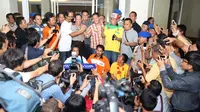 Kapolda Tito Karnavian bersalaman dengan Heru Joko (kaos putih) dan Richard Ahmad (kotak-kotak) di Polda Metro, Jakarta, Selasa (12/10/2015). (Bola.com/Nicklas Hanoatubun)