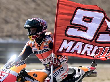 Pebalap Repsol Honda, Marc Marquez, merayakan kemenangan pada GP Aragon di Sirkuit Motorland, Alcaniz, Minggu (24/9/2017). Marquez berhasil finis tercepat dengan waktu 42 menit 6,819 detik. (AFP/Jose Jordan)