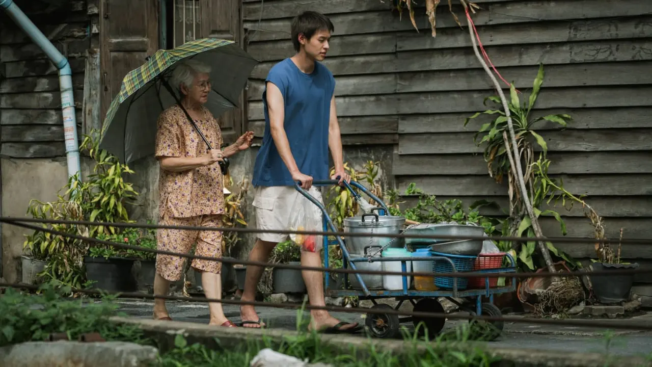 Usha Seamkhum sebagai Amah dalam film How To Make Millions Before Grandma Dies. (Foto: Dok. KlikFilm)