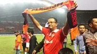 Calon Gubernur DKI Jakarta, Anies Baswedan saat menyapa suporter Persija Jakarta di Stadion Patriot, Bekasi, Sabtu (22/4/2017). (Bola.com/Wiwig Prayugi)