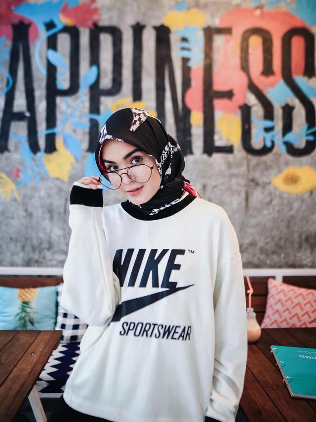 Style Hijab Cantik Dan Menawan Ala Vebby Palwinta Ramadan Liputan6 Com