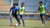 Pemain Persib Bandung Omid Nazari berebut bola dengan Zulham Zamrun dalam sesi gim internal di Stadion Gelora Bandung Lautan Api, Sabtu (22/8/2020). (MO Persib Bandung)