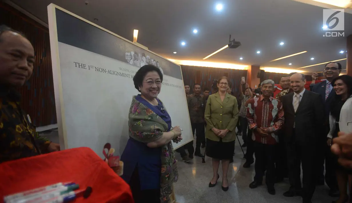 Presiden kelima RI Megawati Soekarnoputri bersiap membubuhkan tanda tangan saat acara seminar Memory of The World di Gedung LIPI, Jakarta, Selasa (17/4). (Merdeka.com/Imam Buhori)