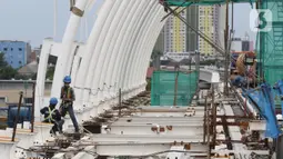 Pekerja beraktivitas menyelesaikan pengerjaan Stasiun LRT Jabodebek Dukuh Atas, Jakarta, Minggu (29/11/2020). Saat ini progres pembangunan LRT Jabodebek sudah mencapai 79,52 persen dan ditarget akan beroperasi pada pertengahan 2022. (Liputan6/Helmi Fithriansyah)